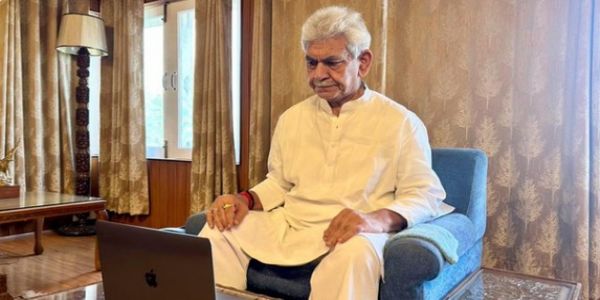 সন্ত্রাসী যোগ, তিন সরকারি কর্মীকে বরখাস্ত করলেন মনোজ সিনহা