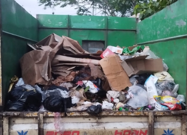 বর্জ্য বোঝাই ট্রাক