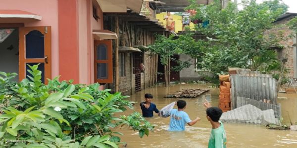 রানীবাড়ী গ্রাম পঞ্চায়েতের বেশ কয়েকটি ওয়ার্ড এলাকা জলে থৈ থৈ