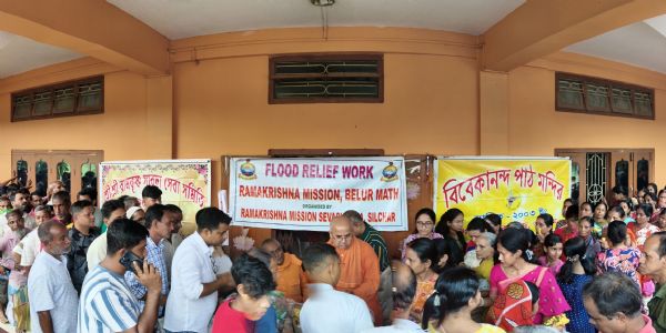 শিলচর রামকৃষ্ণ মিশনের বন্যাত্রাণ সামগ্ৰী বণ্টন