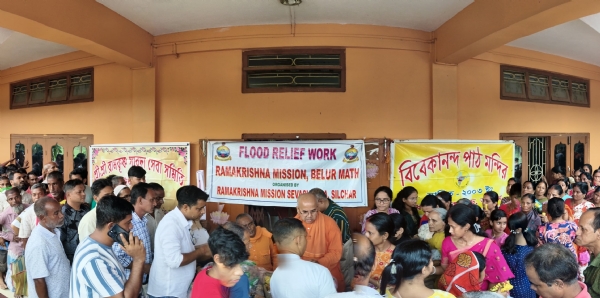 শিলচর রামকৃষ্ণ মিশনের বন্যাত্রাণ সামগ্ৰী বণ্টন
