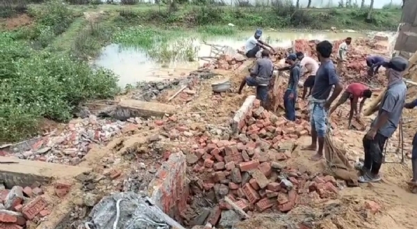 ভেঙে পড়ল বাউন্ডারি ওয়াল