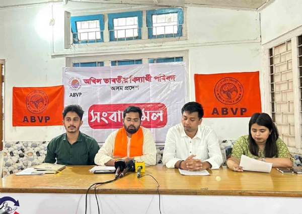 সাংবাদিক সম্মেলনে বিদ্যার্থী পরিষদের কার্যকর্তাগণ
