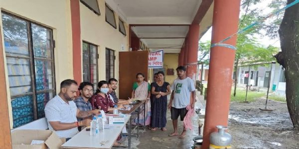 কাছাড়ের বিভিন্ন ত্রাণ শিবিরে চিকিৎসকদের সেবা অব্যাহত