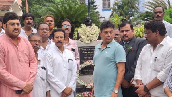 আরজিকর হাসপাতালের অভয়ার মর্মর মূর্তিতে শ্রদ্ধাঞ্জলি