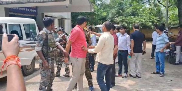 ঘুষ নিতে গিয়ে হাতেনাতে পাকড়াও চিকিৎসক
