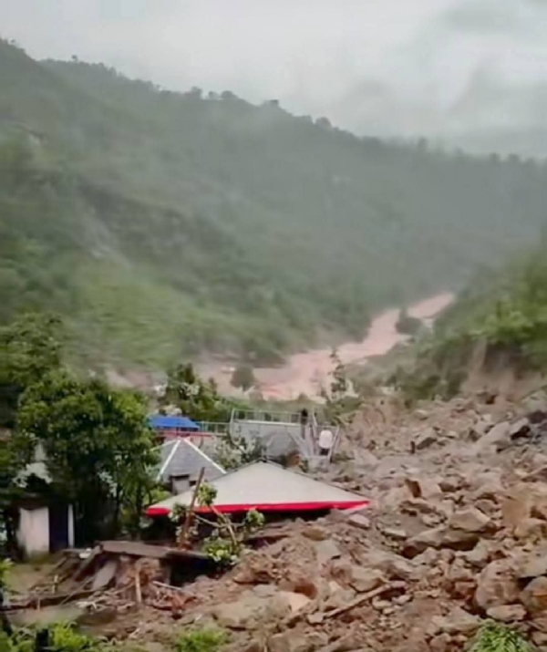 প্রবীণের সতর্কতায় প্রাণে বাঁচলেন ৫০ জন, ধসে ভেঙে গেল গোটা বসতি