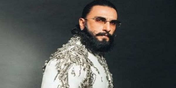 নতুন ইলেকট্রিক গাড়ি কিনলেন বলিউড অভিনেতা রণবীর সিং