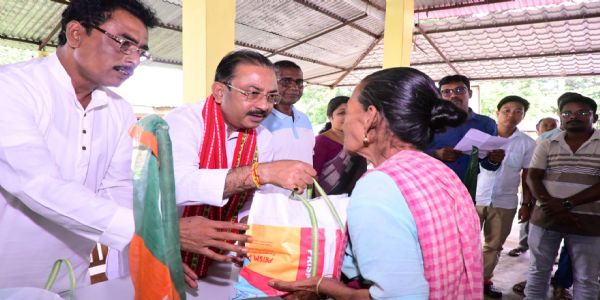 বিলোনিয়ায় ত্রাণ শিবিরে আশ্রিত বন্যা দুর্গতদের সাথে কথা বললেন সাংসদ রাজীব
