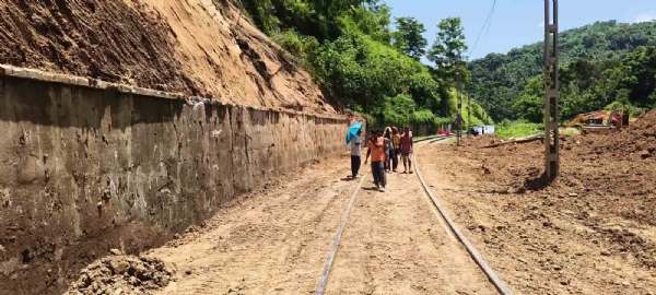 লামডিং-বদরপুর পাহাড় লাইনের দিহাকু ও মুপার মধ্যবর্তী অংশে ধস সাফাইয়ের ছবি