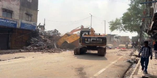 দোতলা বাড়ি ধসে একজনের মৃত্যু