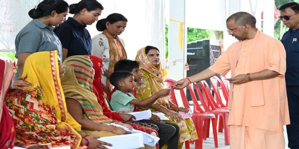 প্রতিটি অভাবী মানুষের পাশে দাঁড়িয়েছে সরকার : মুখ্যমন্ত্রী যোগী