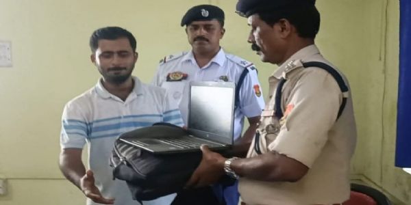 ট্রাফিক পুলিশের তৎপরতায় হারিয়ে যাওয়া ল্যাপটপ ফিরে পেলেন যুবক