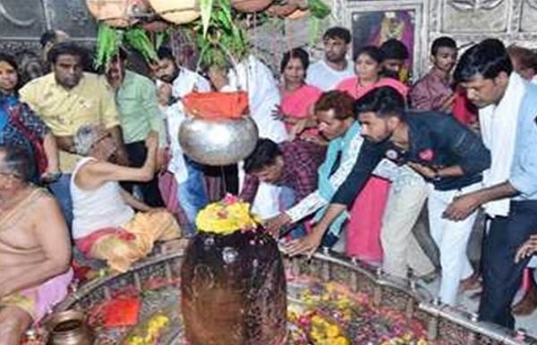 শ্রাবণ মাসের প্রথম দিনে দেশজুড়ে মন্দিরে মন্দিরে ভক্তদের ভিড়