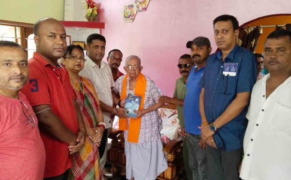 বিশিষ্ট শিক্ষাবিদ ও ক্রীড়া সংগঠক চন্দ্রজ্যোতি ভট্টাচার্যকে সংবর্ধনা প্রদানের মুহূর্ত