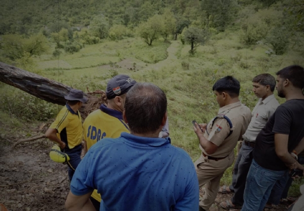 স্কুল থেকে ফেরার পথে গাছ পড়ে মৃত্যু দুই পড়ুয়া