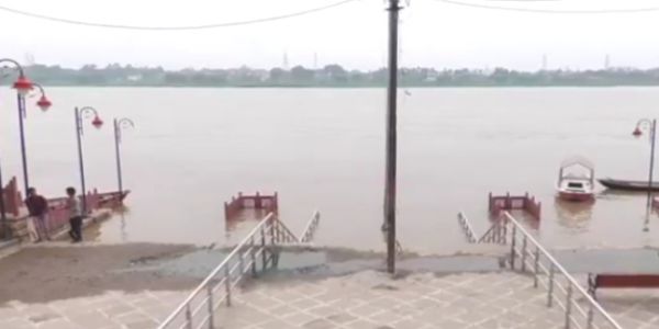 গঙ্গা ও যমুনার জল নিরন্তর বাড়ছে, জলের তলায় প্রয়াগরাজের ঘাট