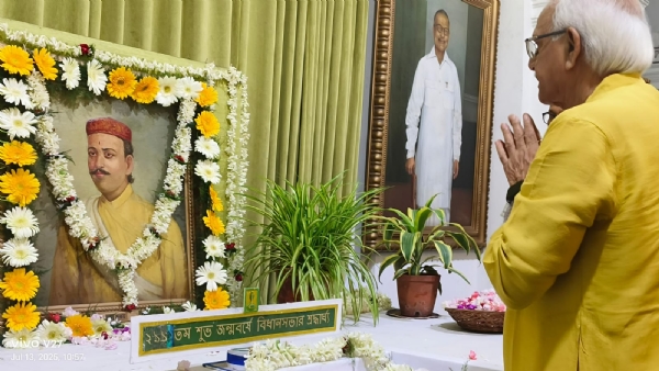 বিধানসভায় লবিতে প্রতিকৃতিতে পুষ্পার্ঘ্য নিবেদন অধ্যক্ষের