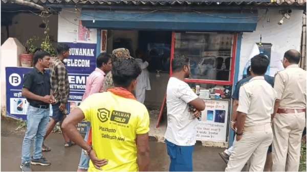 মোবাইল দোকানে লক্ষাধিক টাকার মোবাইল সহ নগদ চুরি