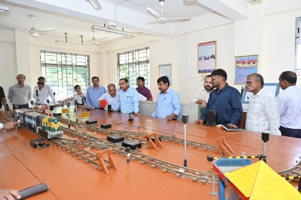 রঙিয়া ডিভিশনের পাঁচটি স্টেশন ও পরিকাঠামো পরিদর্শন এনএফ রেলের জিএম চেতনকুমারের