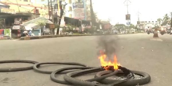 বিজেডি-র ডাকে বালেশ্বরে বনধ, রাস্তায় টায়ার জ্বালিয়ে বিক্ষোভ