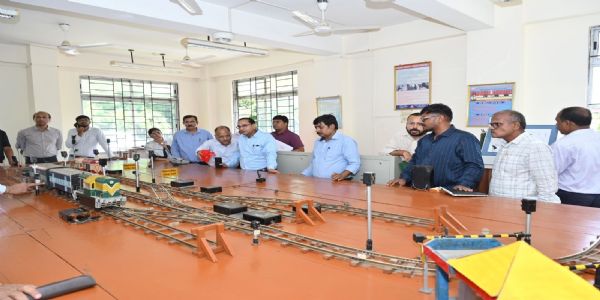 রঙিয়া ডিভিশনের পাঁচটি স্টেশন ও পরিকাঠামো পরিদর্শন এনএফ রেলের জিএম চেতনকুমারের
