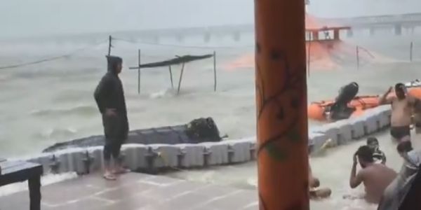 ভারী বৃষ্টিতে প্রয়াগরাজে জনজীবন প্রভাবিত, নিরন্তর বাড়ছে গঙ্গার জলস্তর