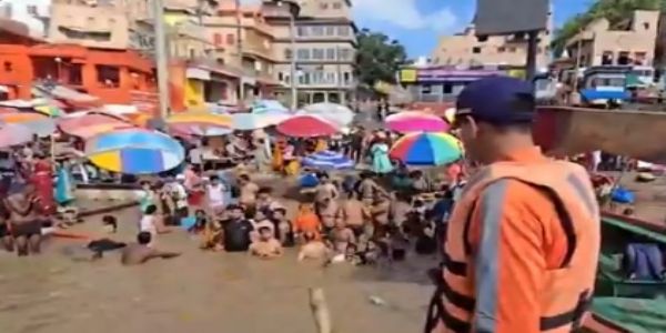 বারাণসীতে বিপদসীমার কাছে গঙ্গার জলস্তর, নৌকা চলাচল বন্ধ