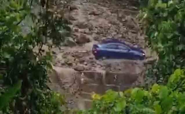 গারো এলাকার বিপদসঙ্কুল রাস্তায় গাড়ি