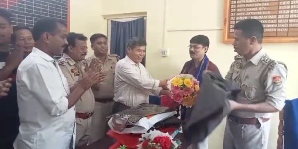 আবেগঘন পরিবেশে যাত্রাপুর থানার ওসি সুব্রত দেবনাথের বিদায় সংবর্ধনা