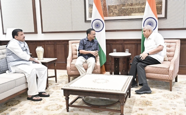 উপরাষ্ট্রপতি সকাশে কেজরিওয়াল, ধনখড়ের সঙ্গে দেখা করলেন সঞ্জয়ও