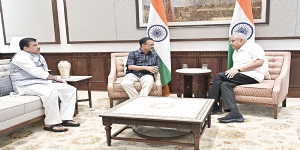 উপরাষ্ট্রপতি সকাশে কেজরিওয়াল, ধনখড়ের সঙ্গে দেখা করলেন সঞ্জয়ও