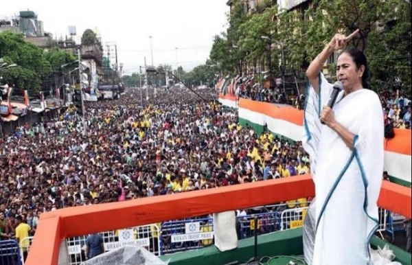 রাত পোহালেই একুশে জুলাই, জনস্রোতে ভাসার অপেক্ষায় কলকাতা