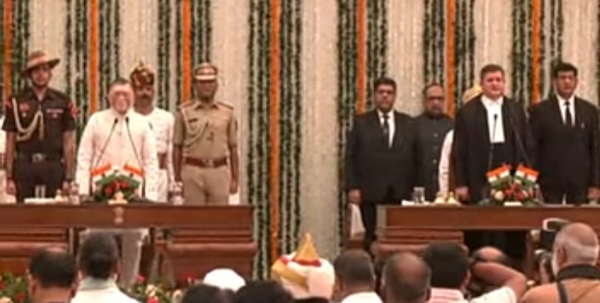 ঝাড়খণ্ড হাইকোর্টের ১৭তম প্রধান বিচারপতি তরলোক সিং চৌহানকে শপথ বাক্য পাঠ করলেন রাজ্যপাল
