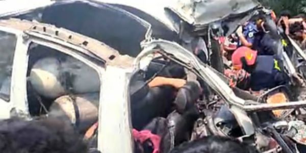 বাংলাদেশের নাটোরে ট্রাকের সঙ্গে সংঘর্ষে মাইক্রো বাসের, চালক-সহ মৃত ৬