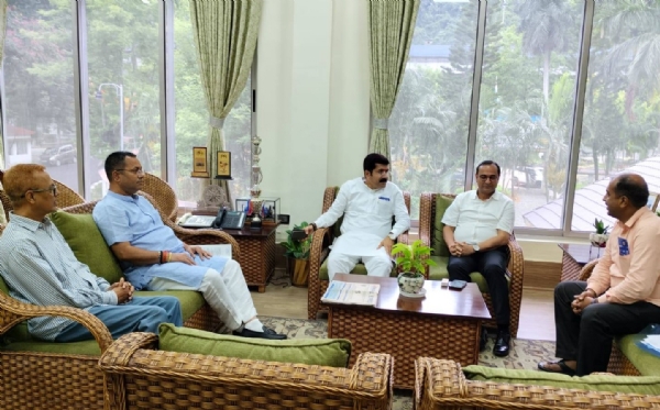 এনএফ রেলের জিএম চেতন কুমার শ্রীবাস্তবের সঙ্গে সাক্ষাৎ মন্ত্রী কৃষ্ণেন্দু পাল, সাংসদ কণাদ পুরকায়স্থ, শিলাদিত্য দেব এবং সুব্রত ভট্টাচার্য
