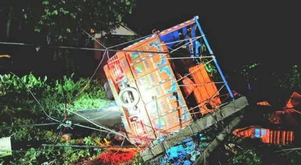 কাকদ্বীপে টোটোতে ধাক্কা পিকআপ ভ্যানের, মর্মান্তিক মৃত্যু দুই যুবকের
