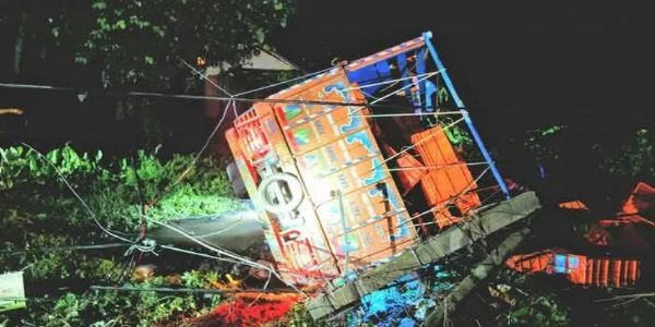কাকদ্বীপে টোটোতে ধাক্কা পিকআপ ভ্যানের, মর্মান্তিক মৃত্যু দুই যুবকের