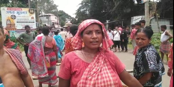 বিদ্যুৎ ও পানীয় জলের দাবিতে মতিনগরে পথ অবরোধ