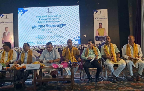 অনুষ্ঠানমঞ্চে দুই মন্ত্রী কৌশিক রাই ও কৃষ্ণেন্দু পাল, বিধায়ক কমলাক্ষ দে পুরকায়স্থ, প্রাক্তন সাংসদ মিশনরঞ্জন দাস, পুরপতি রবীন্দ্রচন্দ্র দেব, শ্রীভূমি জেলা বিজেপির বর্তমান এবং প্রাক্তন সভাপতি যথাক্রমে সঞ্জীব বণিক ও সুব্রত ভট্টাচার্য