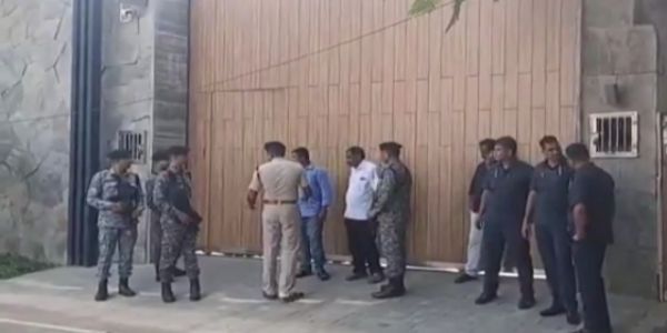 টিভিকে প্রধান বিজয়ের বাড়িতে বোমা হামলার হুমকি