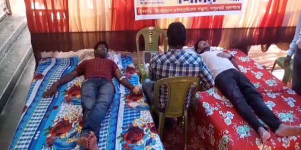 রক্তের সঙ্কট মোচনে বালুরঘাটে স্বেচ্ছা রক্তদান শিবিরের