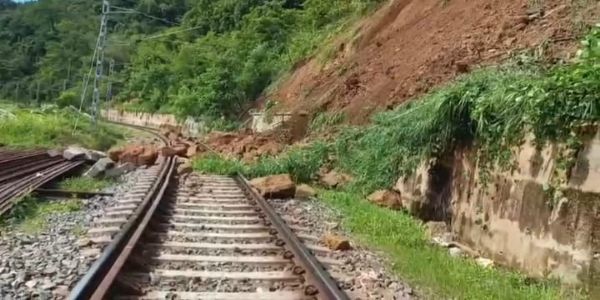 ফের ধস লামডিং-বদরপুর পাহাড় লাইনে, বাতিল ট্রেন চলাচল, বিভিন্ন স্টেশনে আটক বেশ কয়েকটি যাত্ৰীবাহী ট্ৰেন
