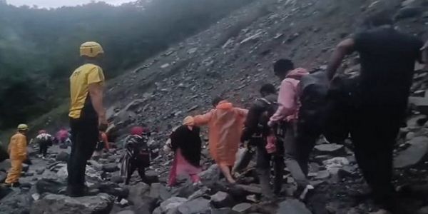 ভূমিধসে রাস্তা বন্ধ, কেদারনাথ থেকে ফেরা পুণ্যার্থীদের উদ্ধার
