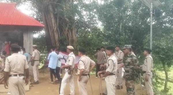 পুলিশ মোতায়েন