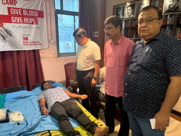 মহিলাদের স্বতঃস্ফূর্ত অংশগ্রহণে স্বেচ্ছা রক্তদান শিবিরে সাড়া