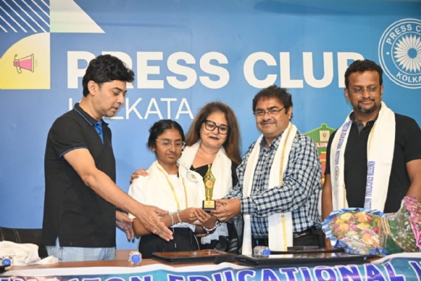 কিশোরী কন্যা ঐন্দ্রিলার প্রথম উপন্যাস রোজালিয়া ছায়া প্রকাশিত