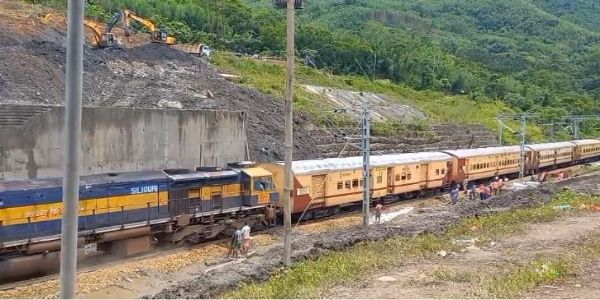 একুশ ঘণ্টা পর ট্ৰেন চলাচল শুরু লামডিং-বদরপুর পাহাড় লাইনে