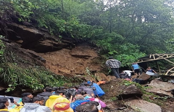 উত্তরাখণ্ডে প্রবল বৃষ্টিতে চারধাম যাত্রা ব্যাহত, একাধিক রাস্তায় ধস