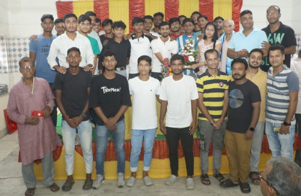 সোনালী শিবিরের ক্লাব তাঁবুতে এক অনুষ্ঠানের দৃশ্য